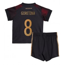Tyskland Leon Goretzka #8 Bortedraktsett Barn VM 2022 Kortermet (+ korte bukser)